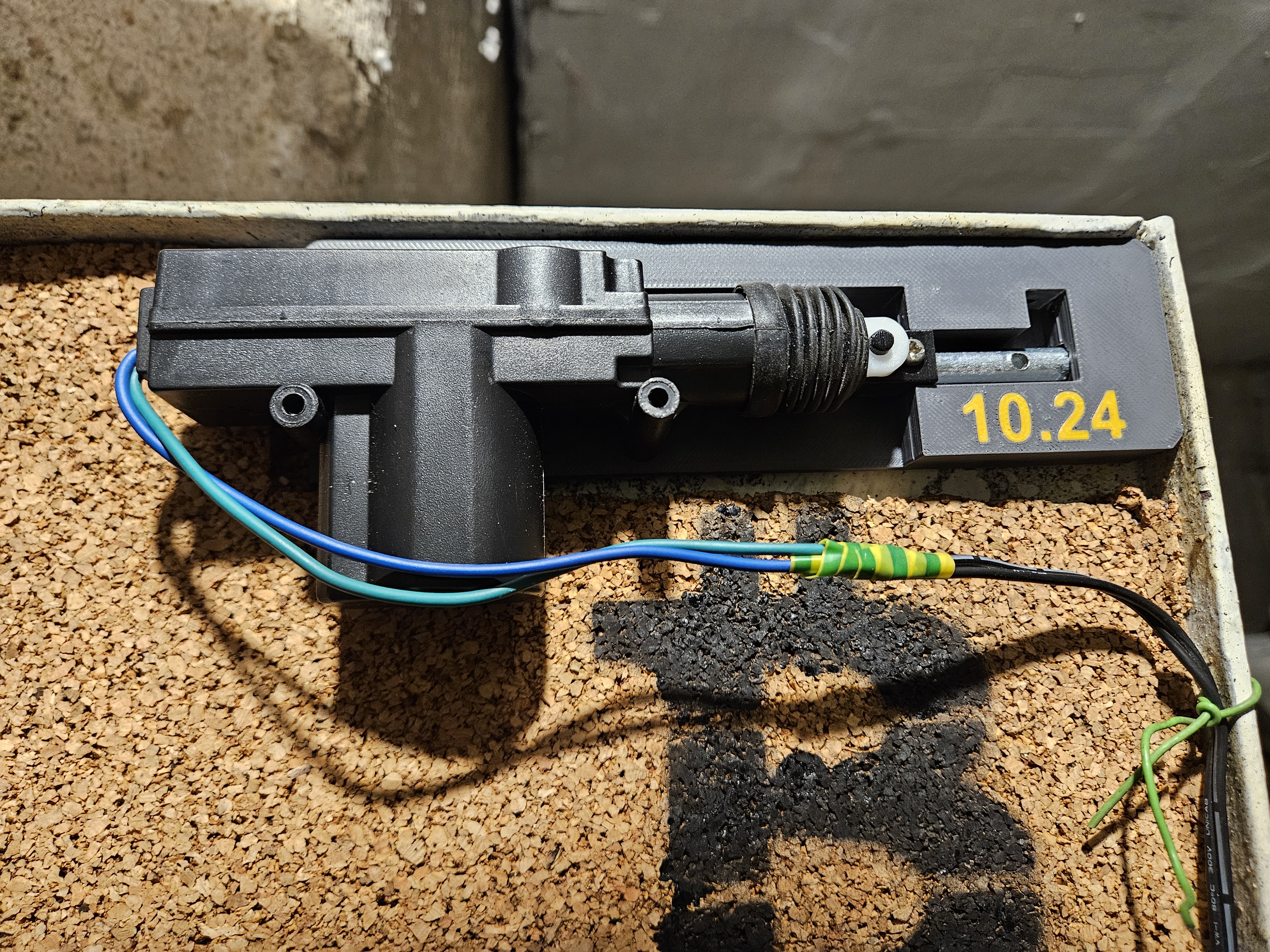 Electric door lock using car actuators - photo 2