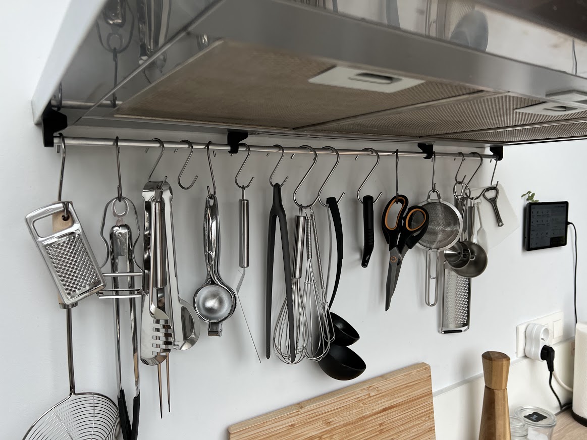 Magnetic kitchen rail / aluminium rod holders