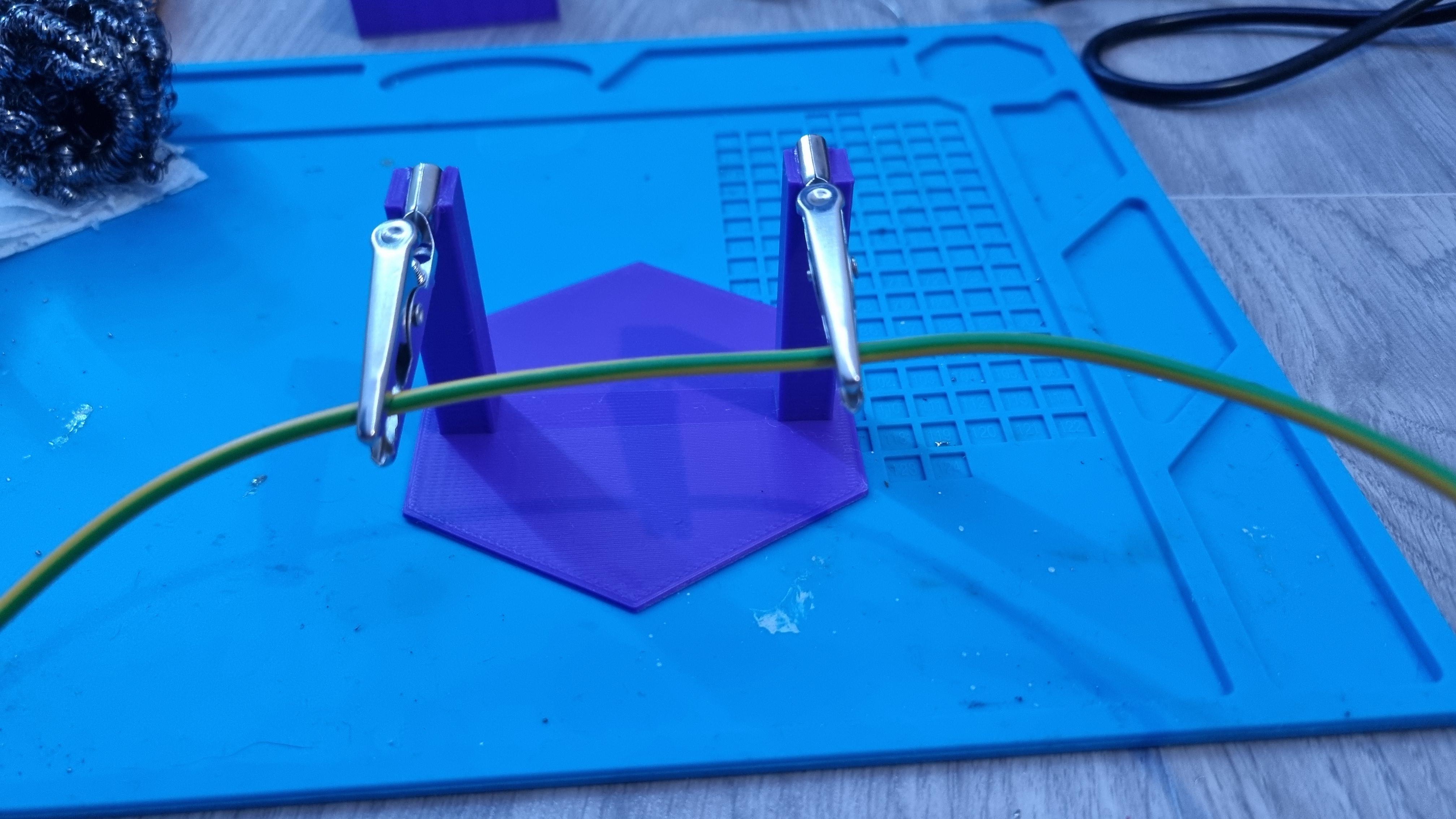 soldering clamp / wire holder - photo 2