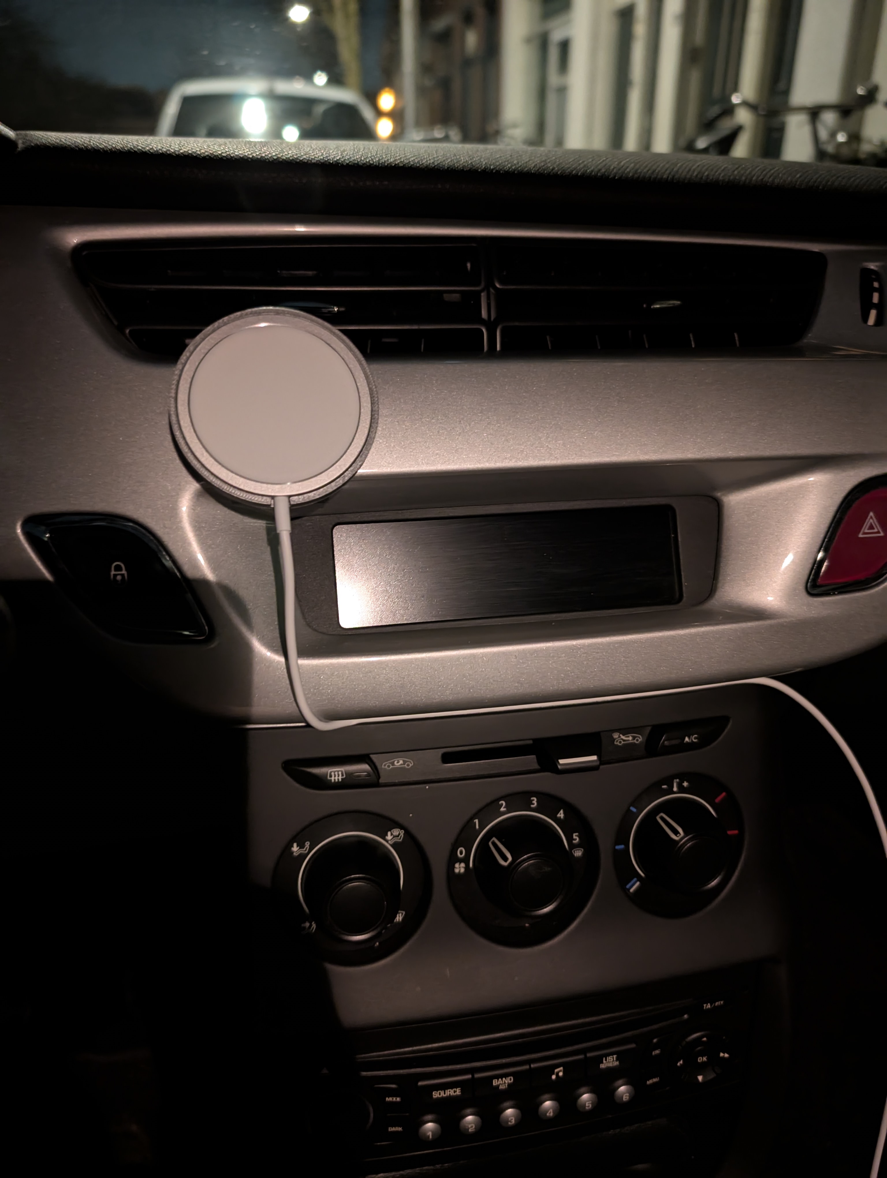 Citroen DS3 dash clamp & magsafe holder for phone