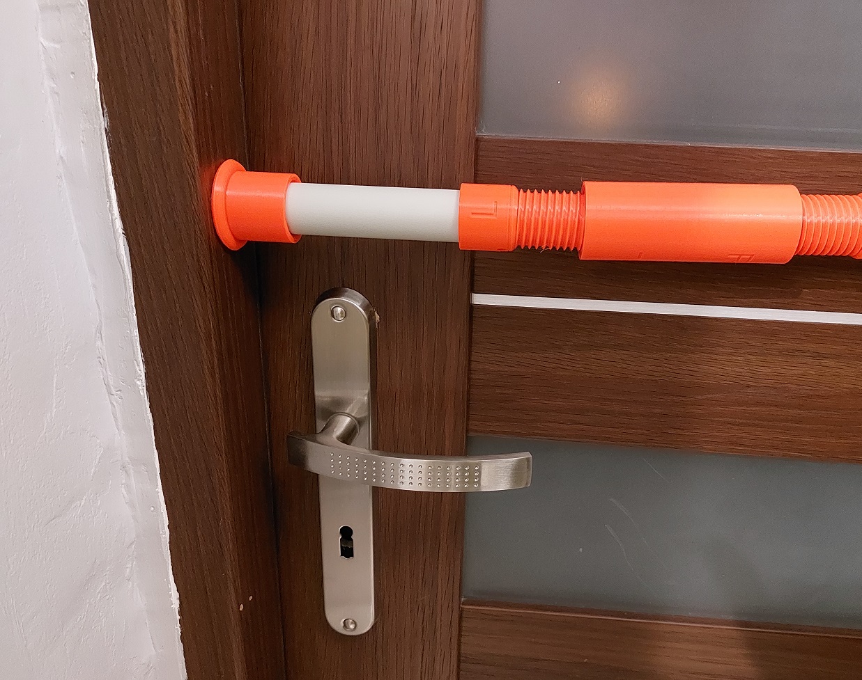 Expansion bar for e.g. door frame renovations