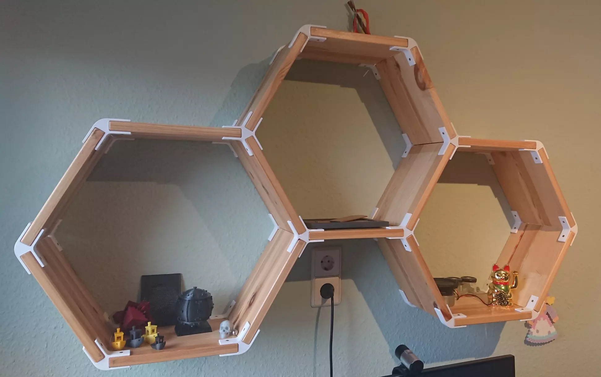 Hexagonal wooden wallmount shelf (modular, extensible)