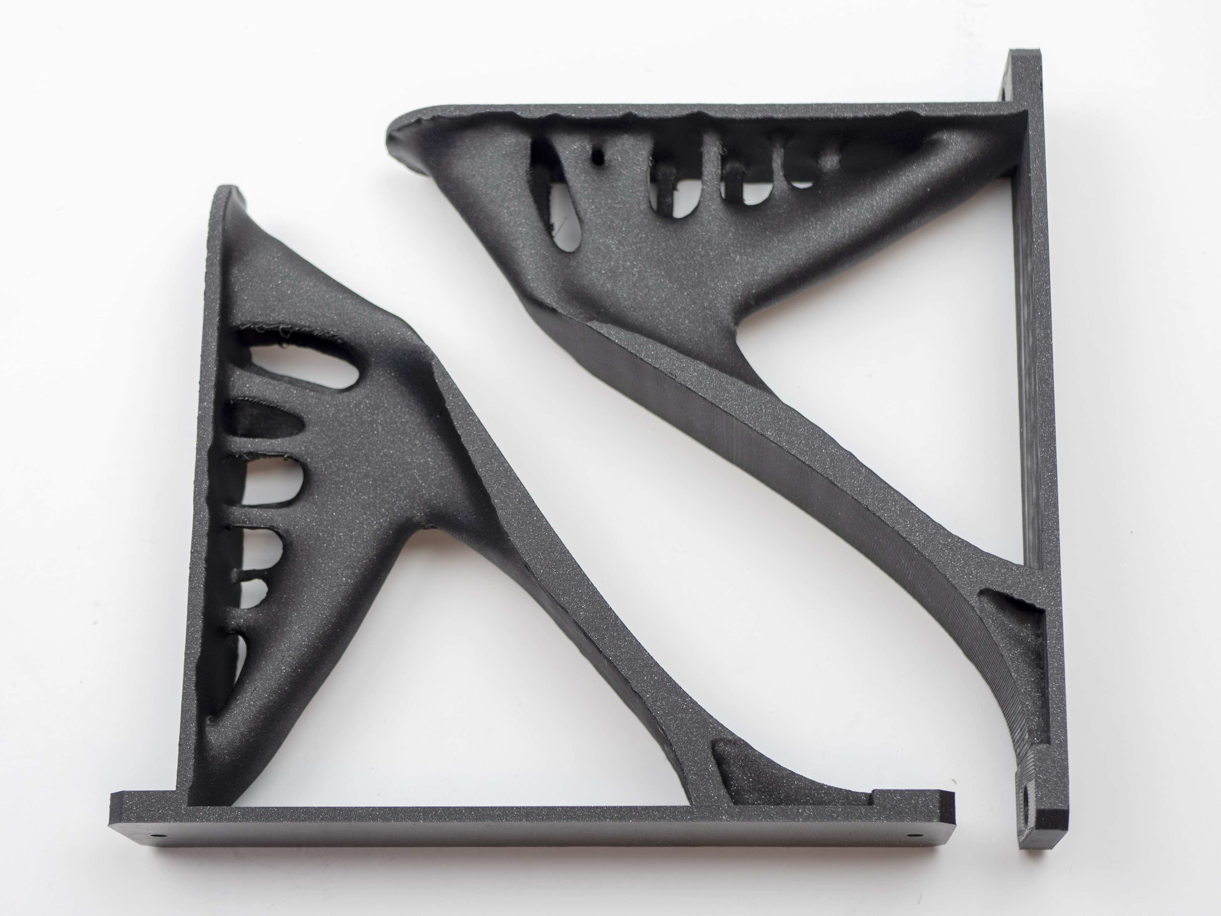 Smoothed topology optimized shelf bracket - Flat & thicker back, smoothed body - photo 3