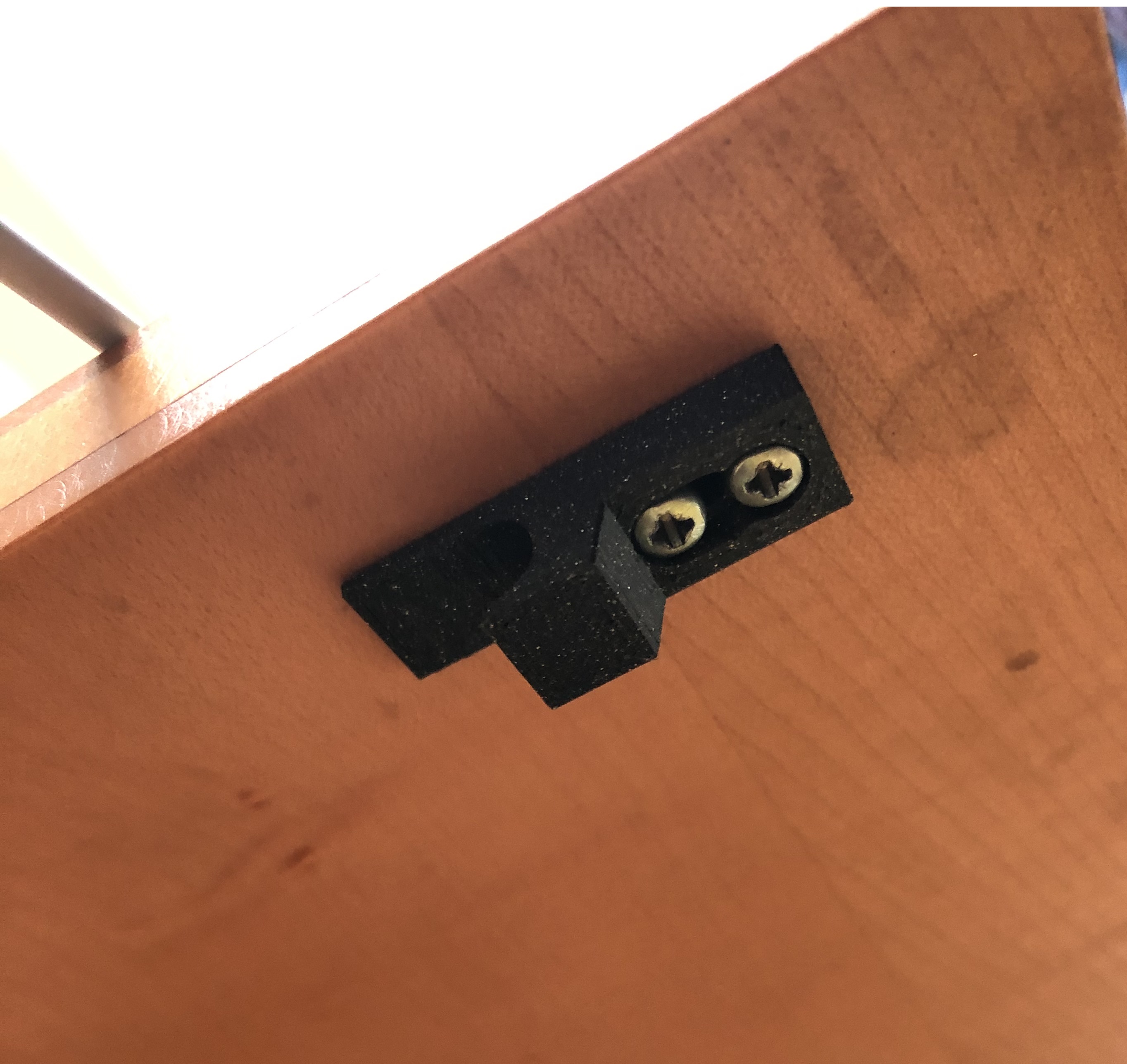 Kitchen cupboard door latch