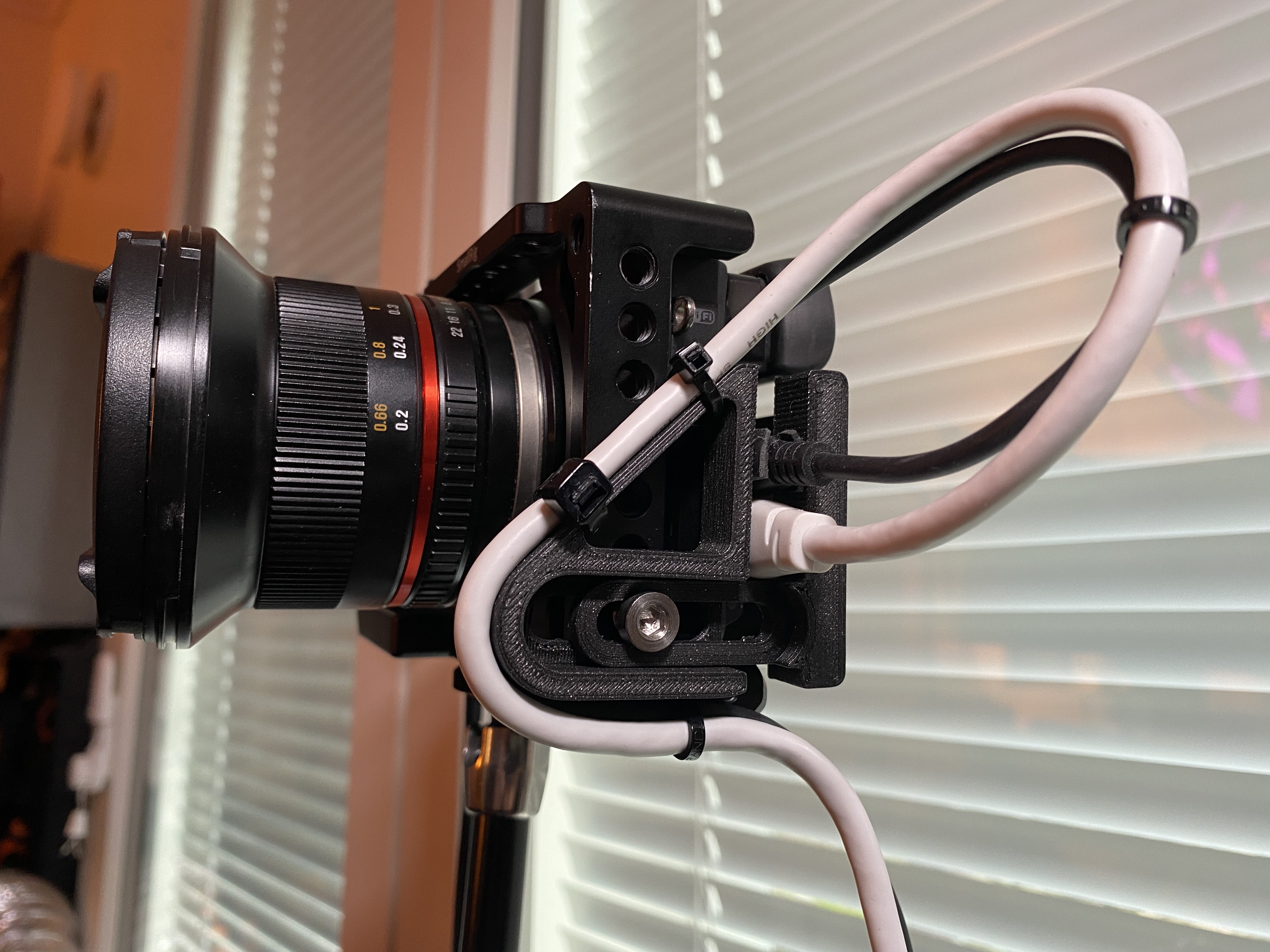 SmallRig HDMI / USB cable clamp