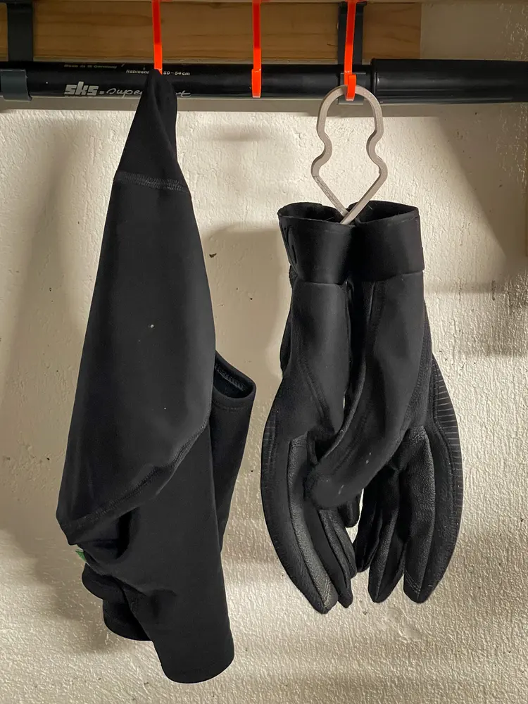 Bicycle gloves hanger clamp / Fahrradhandschuhaufhänger