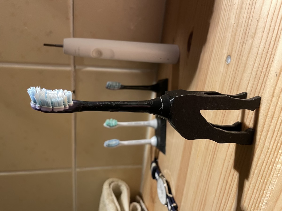 Giraffe toothbrush holder