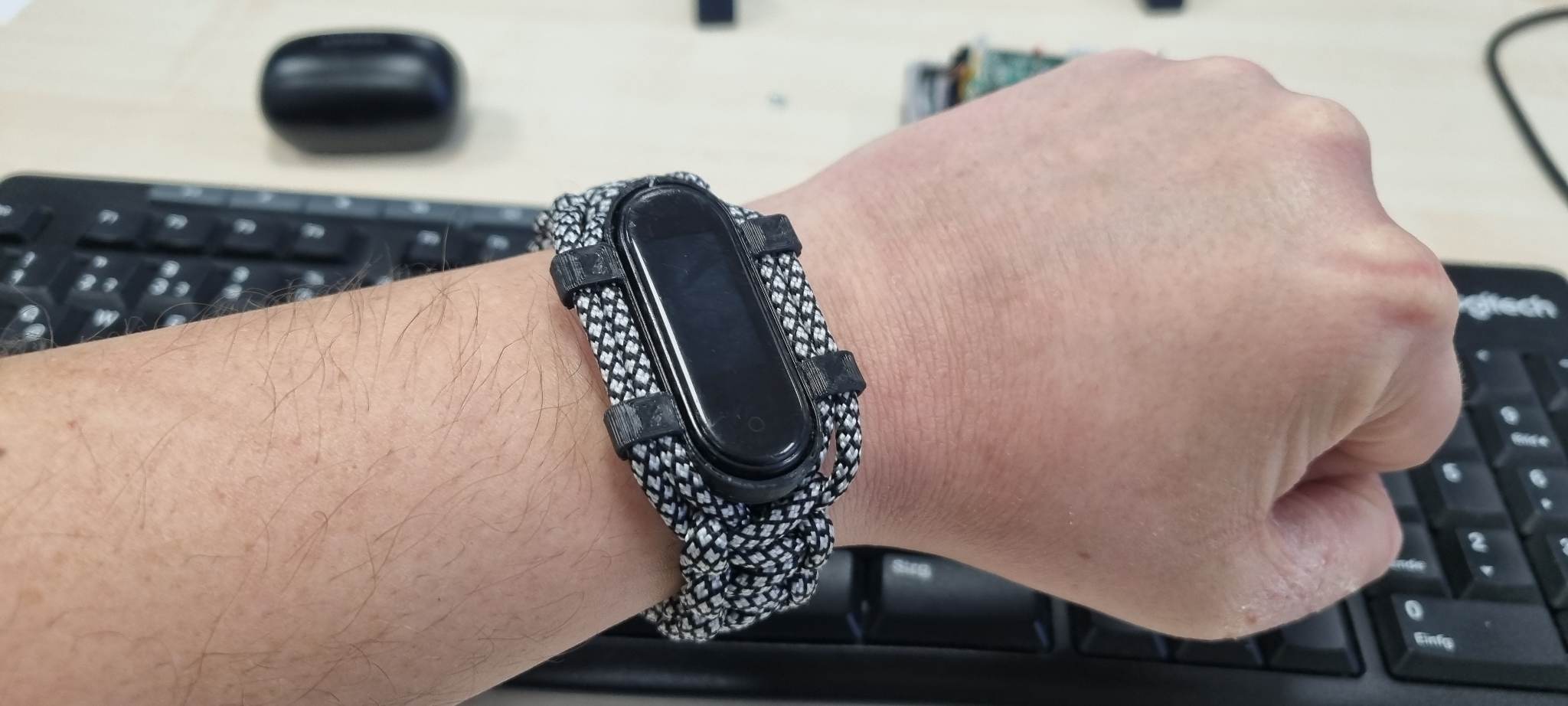 Mi Band 4 mount for paracord