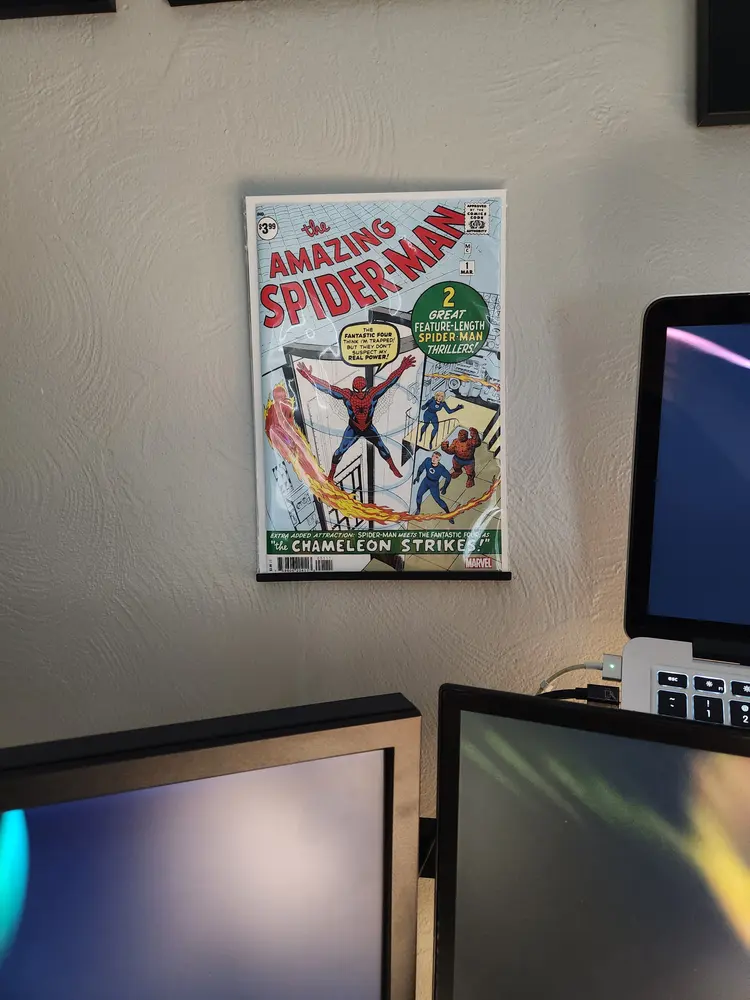 Comic book display shelf