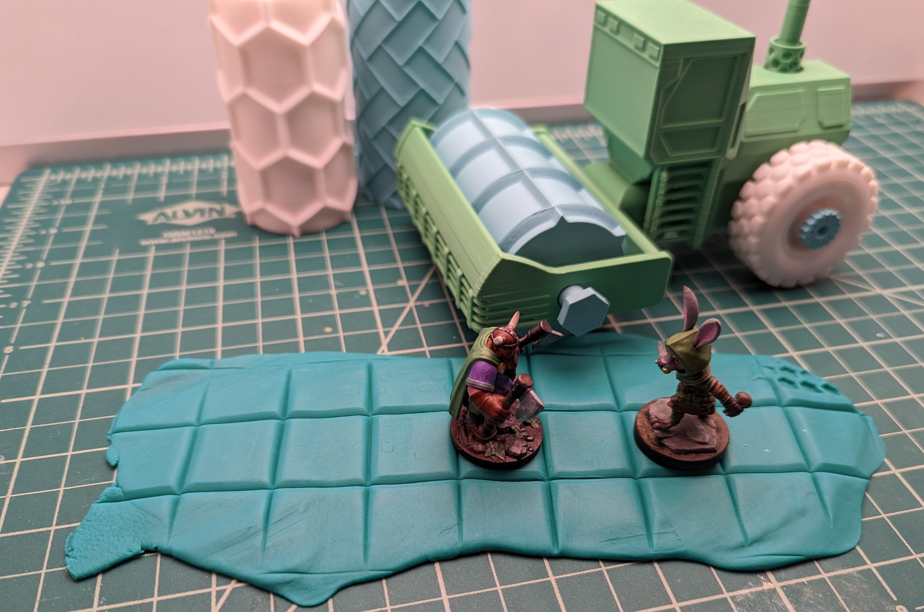 Steam Roller toy with patterned rollers - photo 3