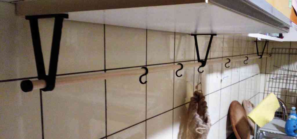 Kitchen rod for hangig random stuff