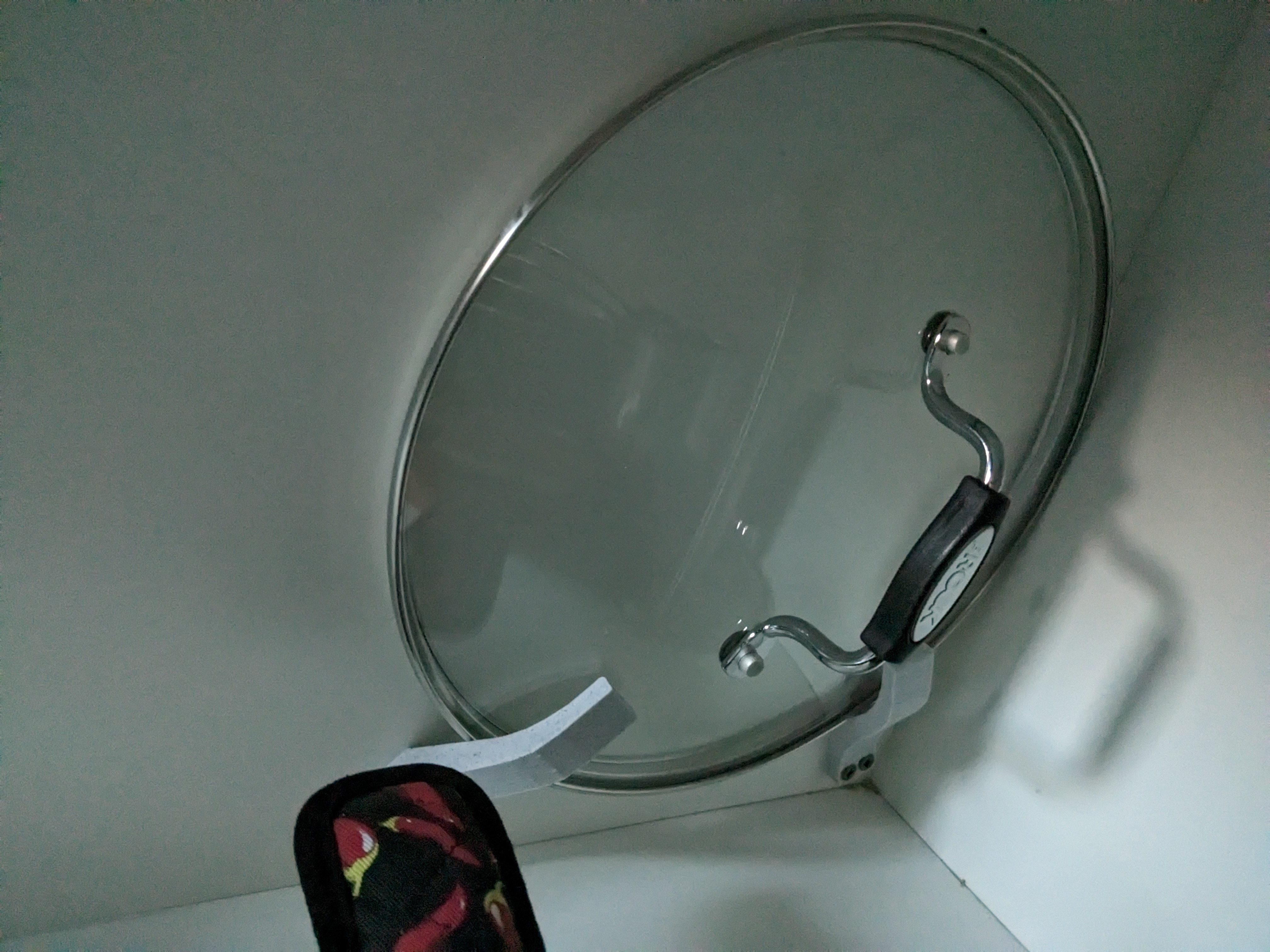 Pot lid holder