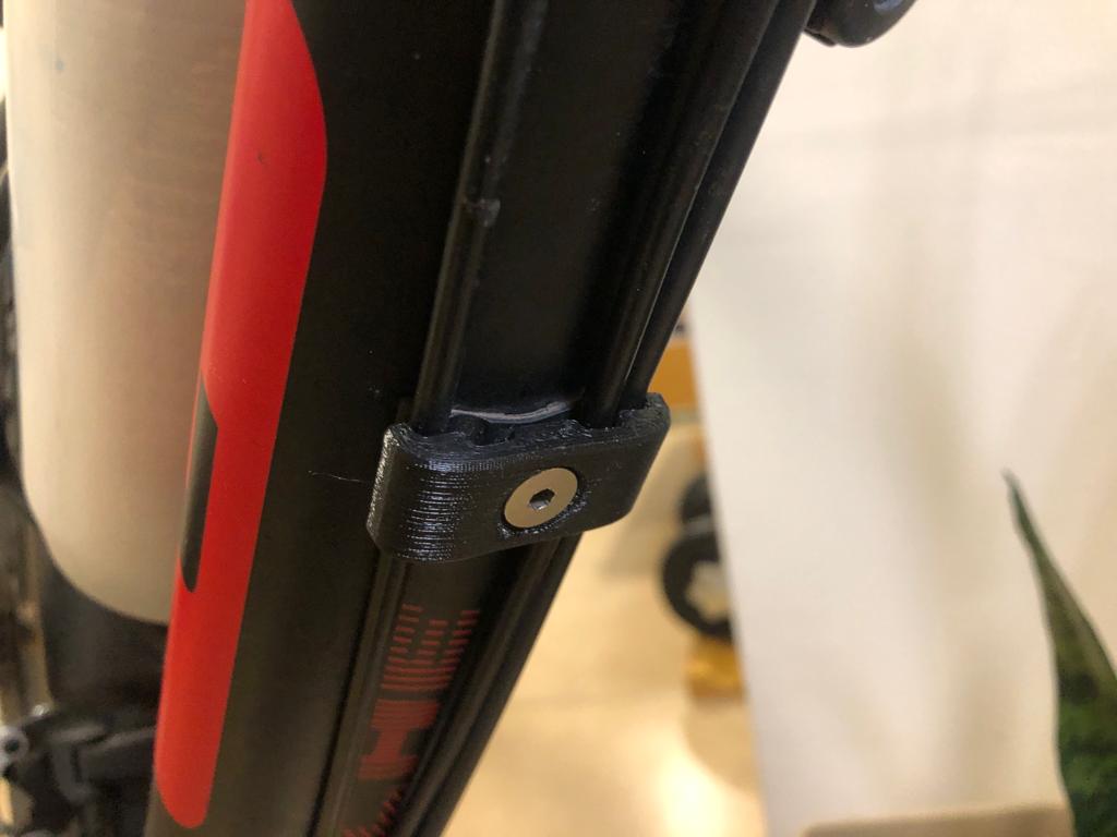 Cable guide clip for mountain bike
