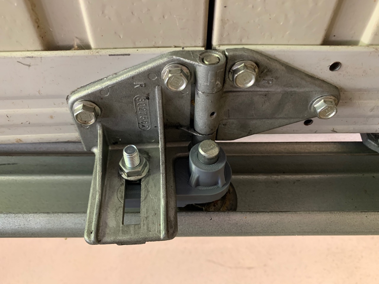 Roller bracket for Hörmann series 20 sectional door