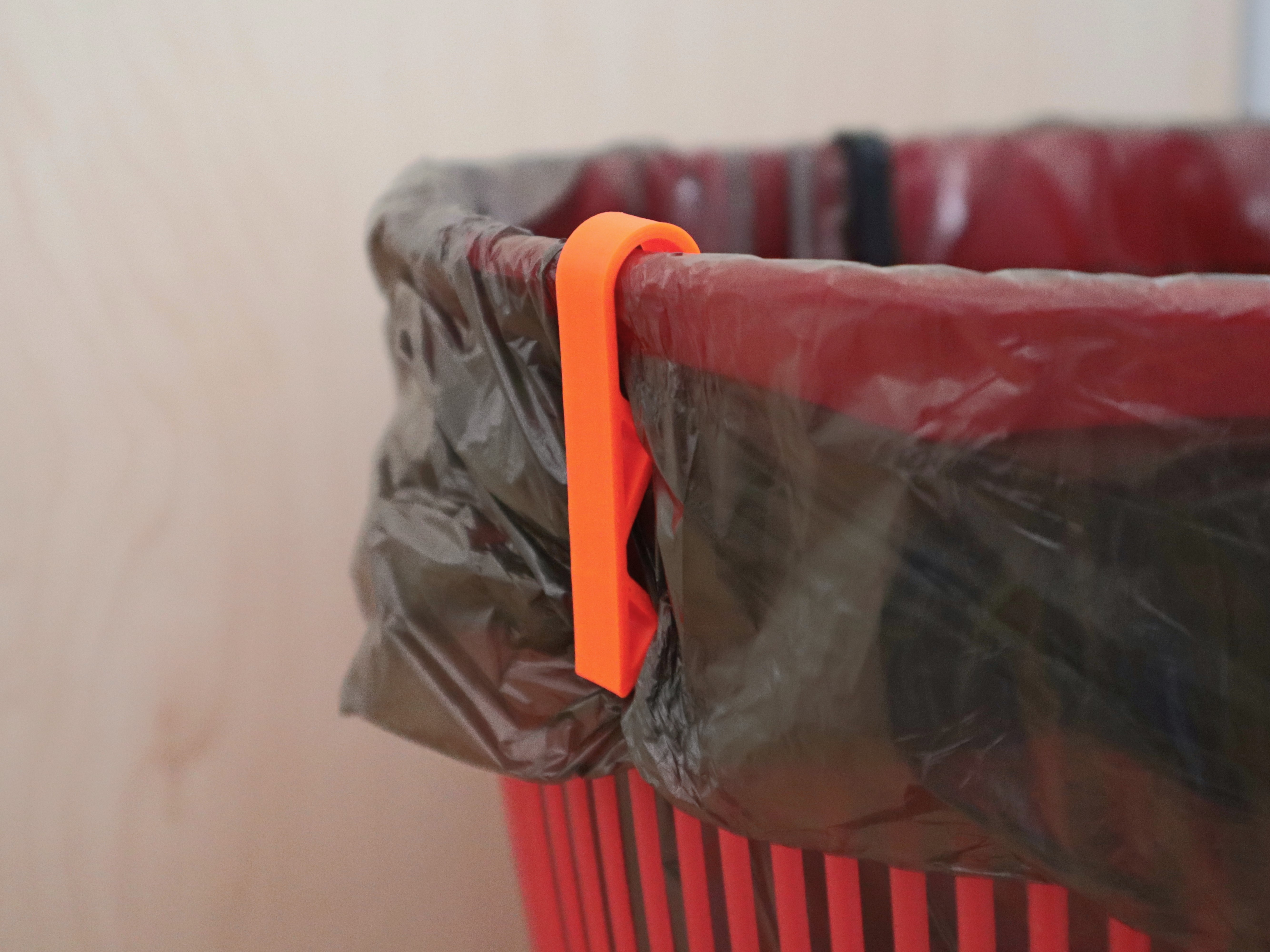 Trash bag clip