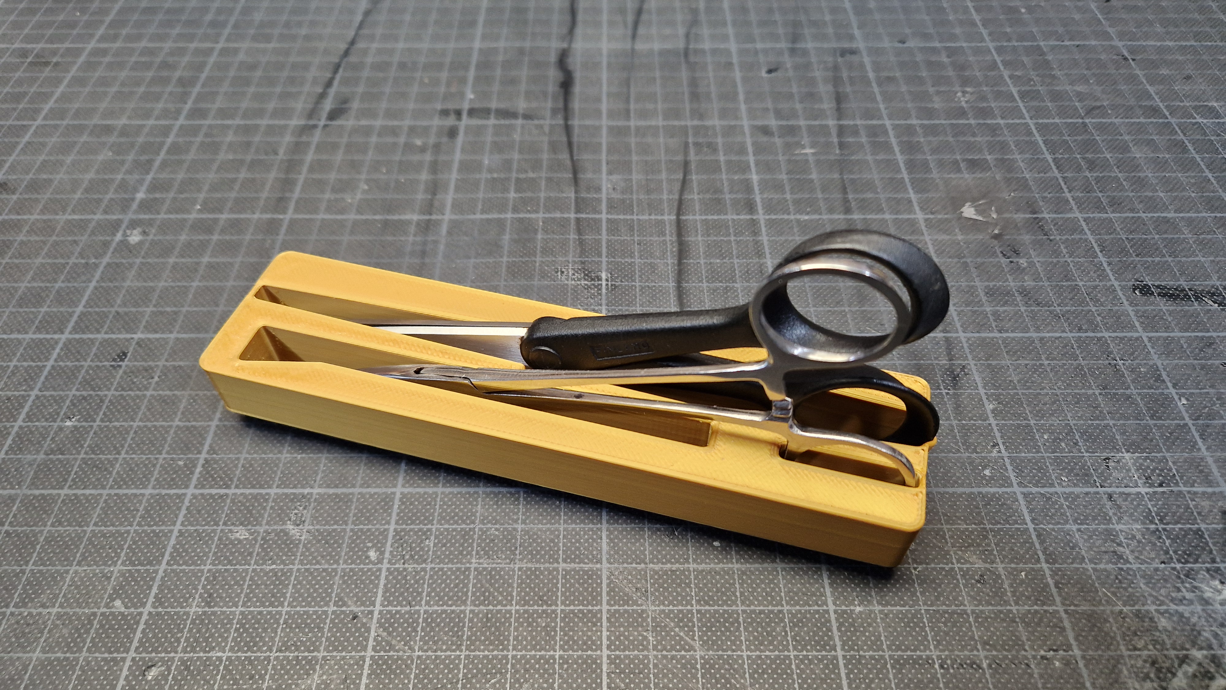 Gridfinity storage for clamp and scissors