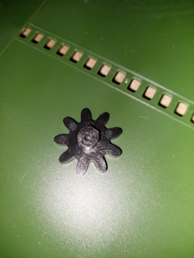 Automatic chicken door gear wheel repair - photo 2