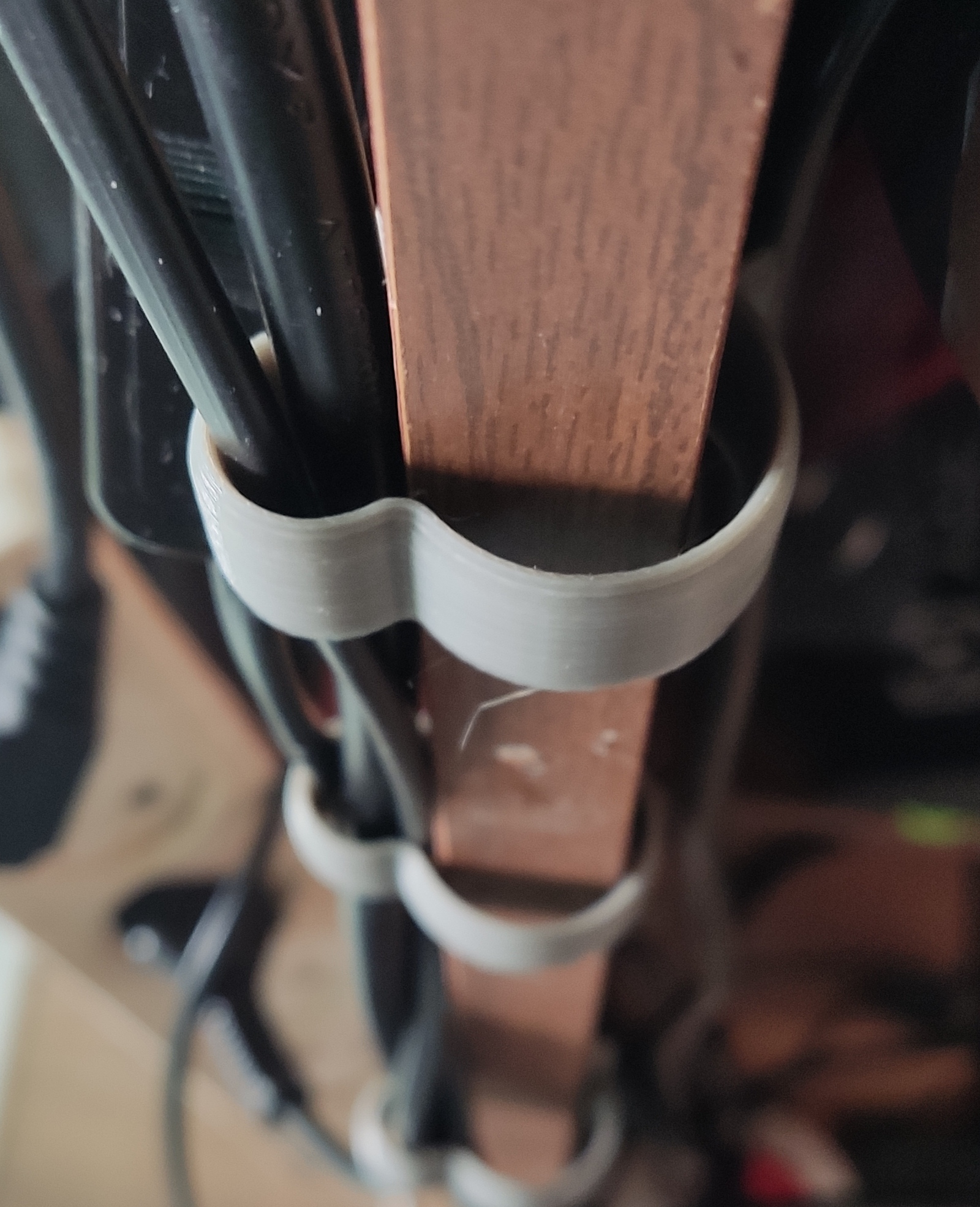 Small wire clamp